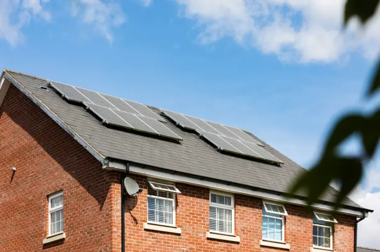 zonnepanelen plaatsen wat kost het en wat levert het op